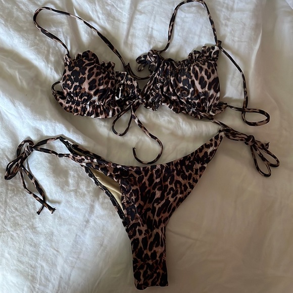 Leopard print bikini - Picture 1 of 3